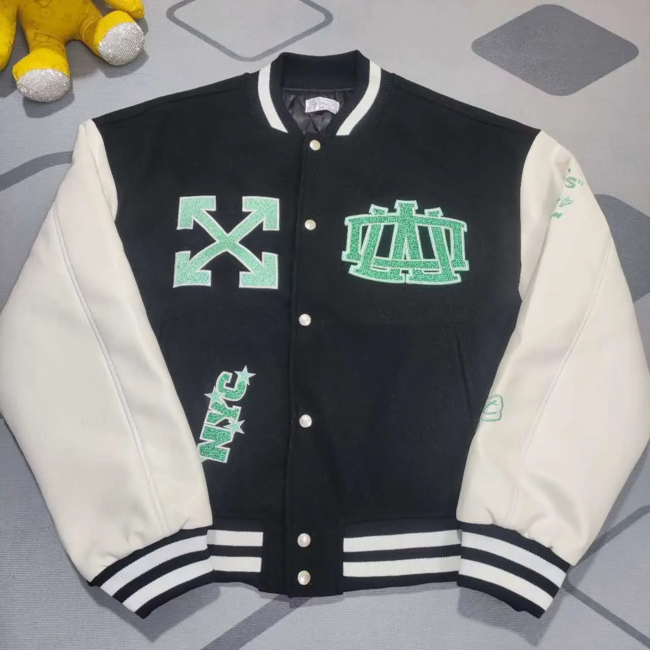 Top version 2024 new autumn and winter OW heavy embroidery New York Liberty pattern baseball uniform jacket for men and women. Original packaging and original label 🔍 A full set of accessories are customized. Packaging elevators are all purchased from the original factory. All hardware parts are molded and customized. Fabric color components are restored one to one. The fabric composition is %65 wool, %15 natural silk, %10 spandex, and 10 velvet. It is mixed and woven, with a total weight of more than 900 grams! And the most important thing is its color fastness, it will never fade! -The embroidery uses an imported towel embroidery machine. Each pattern is first embroidered on the fabric, and then engraved with an infrared laser, and then fixed with a sewing machine. The whole garment is labeled in many places, one is flat embroidered, and the large pattern on the back is directly embroidered on it. This dress has 4 different embroidery techniques⚠ -The sleeves are all made of two-layer pebbled fabric, which is processed, shaped, colored, washed, and the texture retains the original grain structure! Thick, plump and round! -The processing technology is extremely complex, the pieces are neatly spliced ​​and aligned, and the entire garment has precise wiring density. Gender-neutral style. Loose version. Self-conscious quality control. Details determine success or failure. Size: S M L XL P: 680